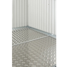 Detailansicht des Bodens und der Wand eines Gerätehauses mit Riffelblech.