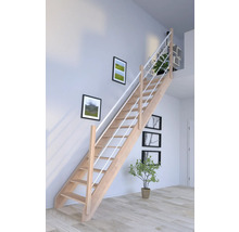Holztreppe mit weißem Geländer in einem hellen Raum