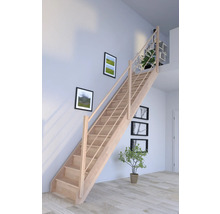 Holztreppe mit Geländer in einem hellen Raum