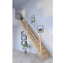 Holztreppe mit Geländer im Innenraum