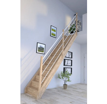 Holztreppe mit weißem Geländer in einem hellen Raum