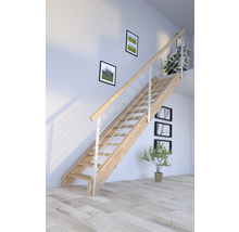 Holztreppe mit Metallgeländer in einem hellen Raum.