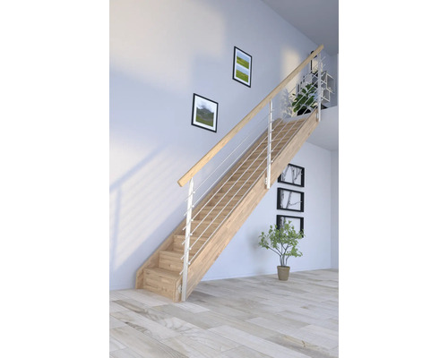 Holztreppe mit Metallgeländer in einem hellen Raum