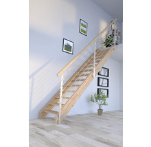 Holztreppe mit Edelstahlgeländer in einem hellen Raum.
