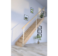 Holztreppe mit Edelstahlgeländer in hellem Raum