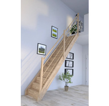 Holztreppe mit Geländer in einem hellen Wohnraum