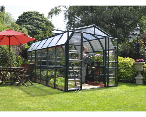 Gewächshaus im Garten mit Gartentisch und Sonnenschirm