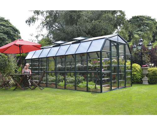 Gewächshaus mit Pflanzen im Garten