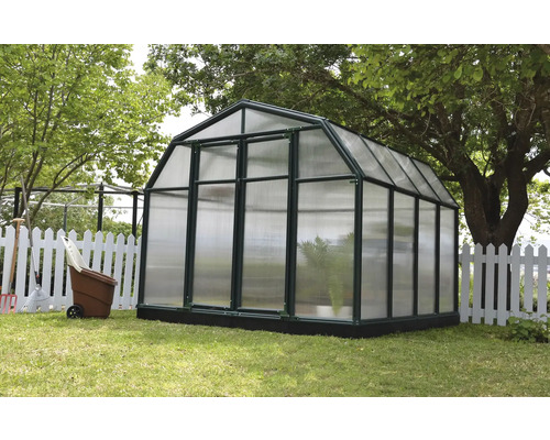 Gewächshaus im Garten mit Gartengeräten