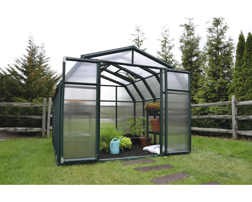 Gewächshaus mit geöffneten Türen auf Rasenfläche