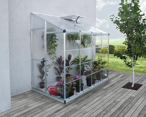 Gewächshaus mit Pflanzen auf einer Holzterrasse