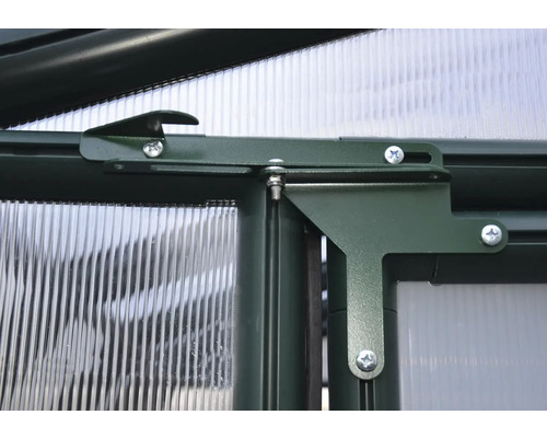 Detailansicht eines Gewächshausfensters mit Verriegelungsmechanismus und Schrauben