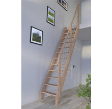 Holztreppe im Innenraum mit minimalistischem Design und Handlauf