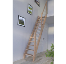 Holztreppe mit Geländer im Innenraum