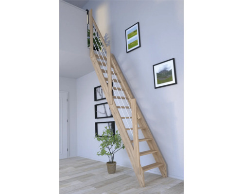 Holztreppe mit Handlauf in einem hellen Raum