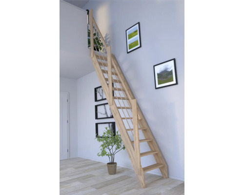 Holztreppe mit Geländer in einem hellen Raum