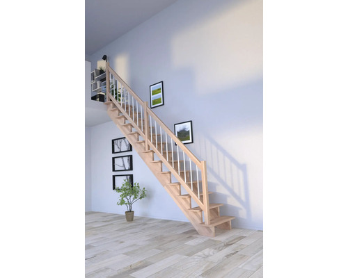 Holztreppe mit Geländer im hellen Raum