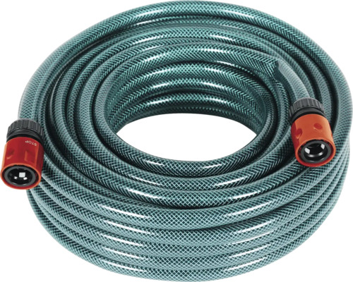 Aufgerollter Gartenschlauch mit Anschlüssen