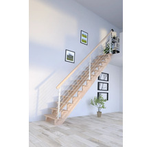 Holztreppe mit Edelstahlgeländer in einem hellen Raum.