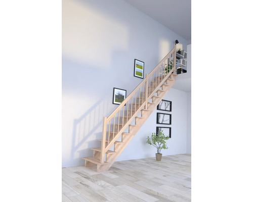 Holztreppe im Innenraum