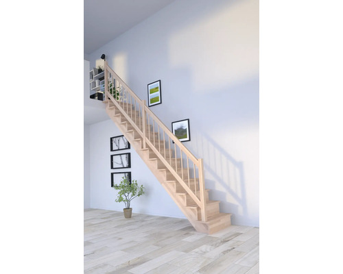 Holztreppe im Innenraum mit Geländer