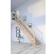 Holztreppe mit weißem Geländer in einem hellen Raum.