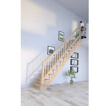 Holztreppe mit Geländer in hellem Raum