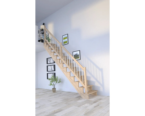 Holztreppe mit weißem Geländer in einem hellen Raum