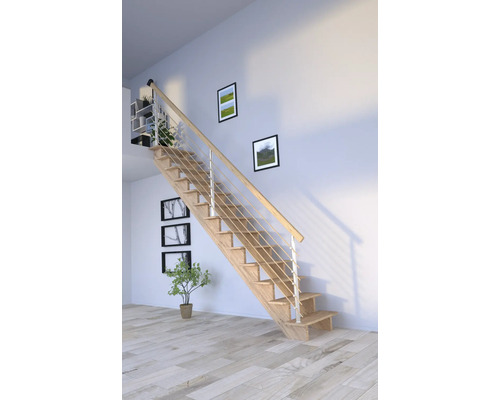 Holztreppe mit Edelstahlgeländer in einem hellen Raum.