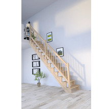 Holztreppe im hellen Raum mit Dekorationen an der Wand