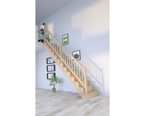 Treppe im Wohnraum mit Holzstufen und weißem Geländer.