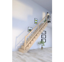 Holztreppe mit Geländer in einem hellen Raum