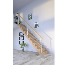 Holztreppe mit Geländer in einem hellen Raum