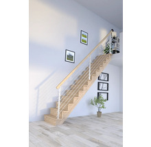 Holztreppe mit Geländer im modernen Wohnraum
