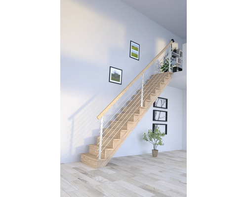 Holztreppe mit Geländer in hellem Wohnraum