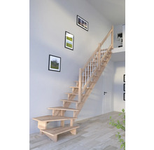Holztreppe in einem hellen Raum mit Wanddekorationen.
