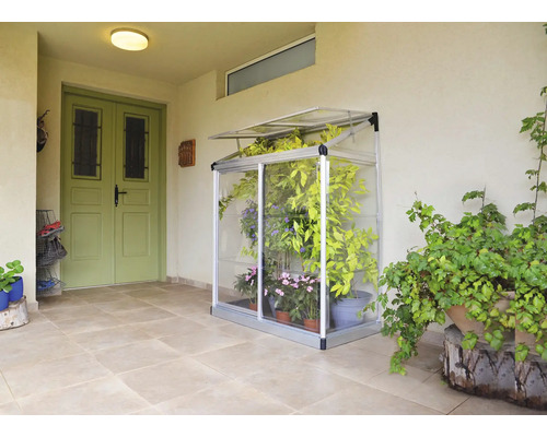 Kompaktes Gewächshaus mit Pflanzen auf einer Terrasse