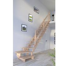 Holztreppe in einem hellen Raum mit Bildern an der Wand