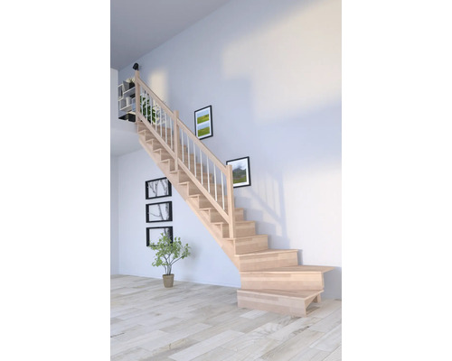 Pertura Wangentreppe Atanas Buche Leimholz mit Setzstufen Seitenwange unbehandelt Buche 1/4-gewendelt unten links 100 cm 13 Stufen / 14 Steigungen Stabgeländer Treppe aus Holz in einem hellen Wohnraum mit Bildern an der Wand und einer Pflanze