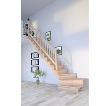 Holztreppe mit weißem Geländer in einem hellen Raum mit Kunstwerken.