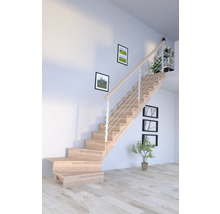 Holztreppe mit Geländer in einem hellen Raum