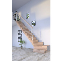 Holztreppe mit Geländer im Wohnraum