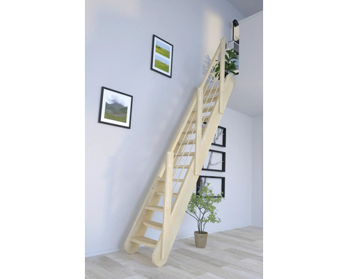 Raumansicht mit einer Holztreppe an einer Wand mit Bilderrahmen.