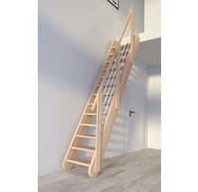 Holztreppe mit Geländer im Innenraum