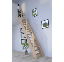 Holztreppe mit Geländer in einem hellen Raum mit Dekoration