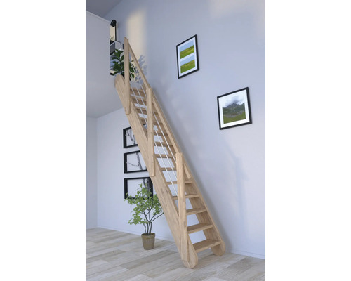 Holztreppe mit Geländer in einem hellen Raum mit Dekoration
