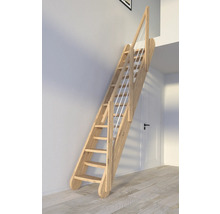 Holztreppe mit Geländer an einer Wand