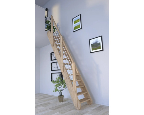 Holztreppe mit Geländer in hellem Wohnraum