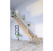 Holztreppe mit Handlauf und Geländer in einem hellen Raum