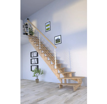 Treppe aus Holz mit Geländer im modernen Wohnraum